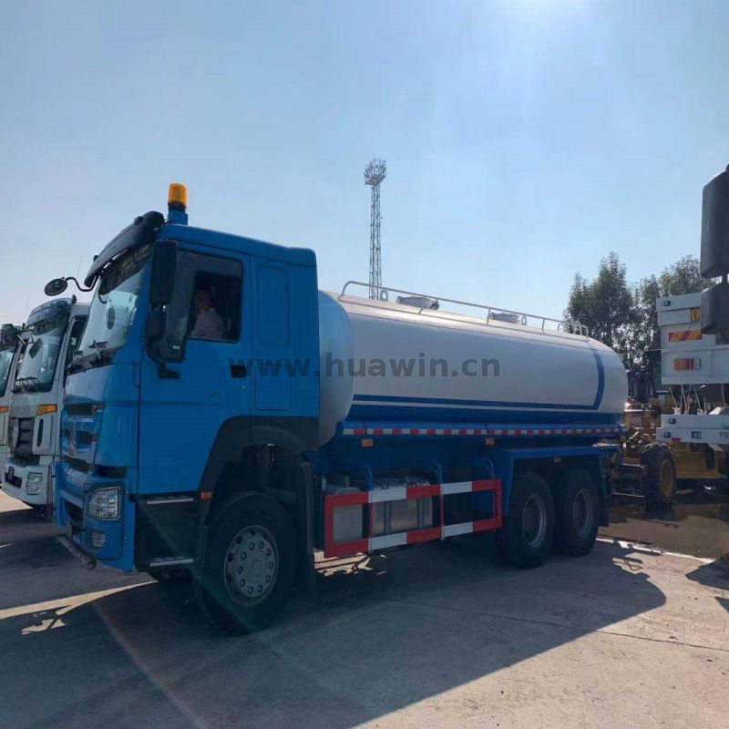 Camion d'aspiration robuste SINOTRUK HOWO 5000 litres 4x2