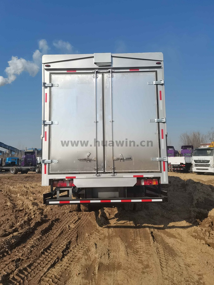 SINOTRUK HOWO 8X4 Aluminium Wing Open Van Truck