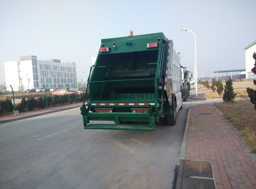 Camion compacteur de déchets lourds SINOTRUK HOWO 6X4 -18CBM