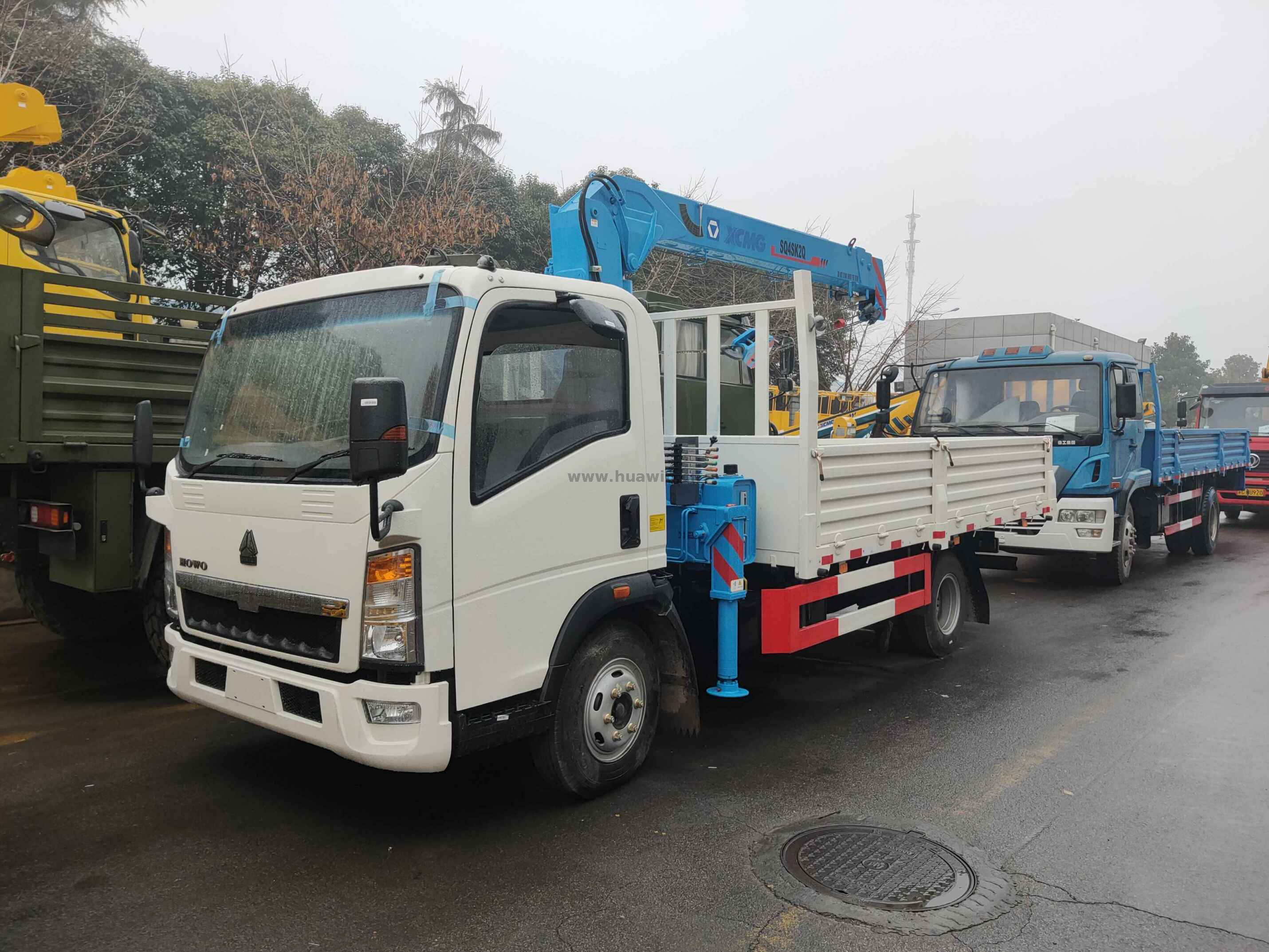 Grue mobile télescopique SINOTRUK 2 tonnes avec châssis de camion léger